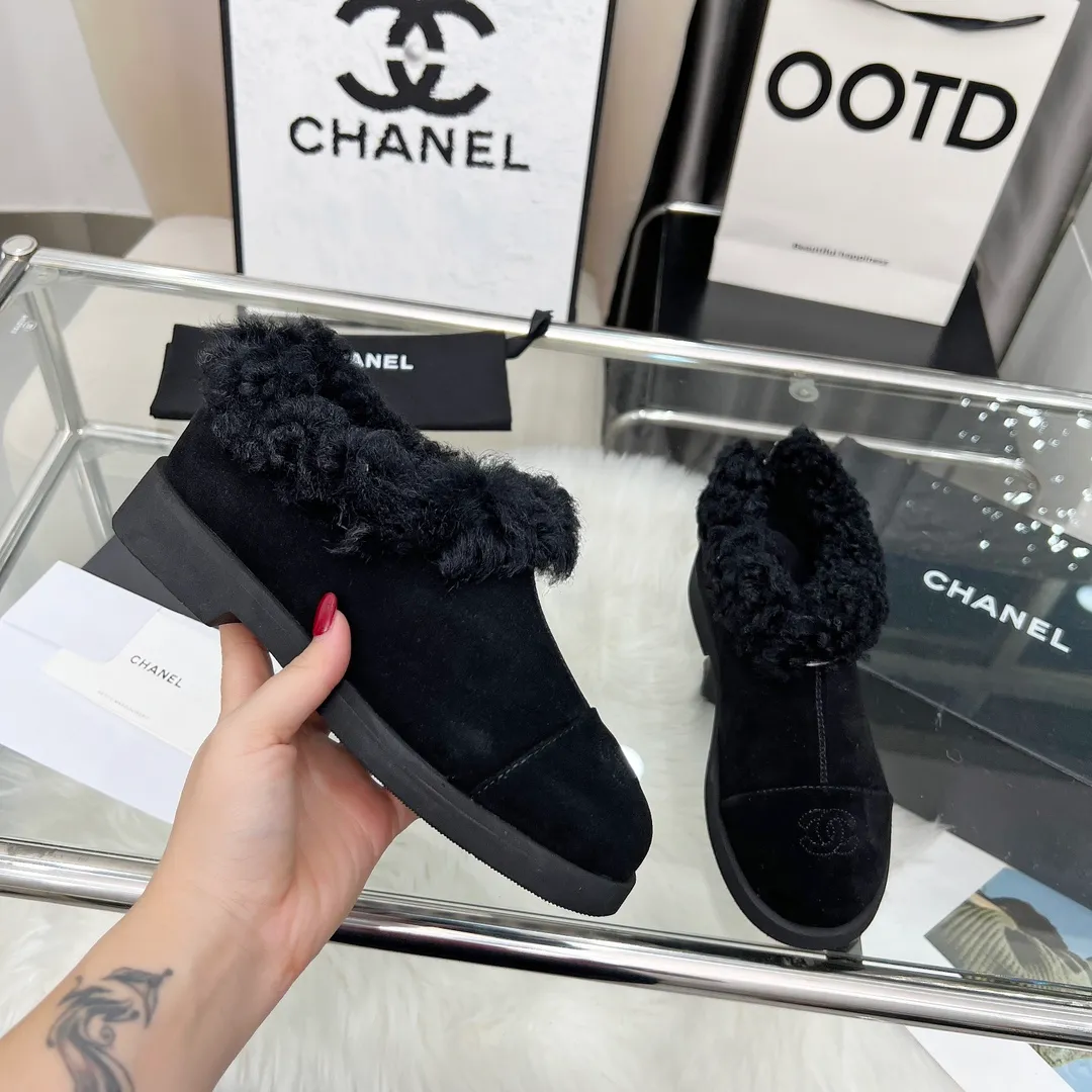 👟👟Ex-factory price 540👟👟 High version of Chanel CHANEL, 🌞🌞🌞Xiaoxiang’s latest 2025 autumn and winter short boots, a must-have item for this autumn and winter season! ! Ms. Chanel loves simple yet irresistible combinations to show her unique style. Mix and match freely to shine⚡Follow Grandma’s fashion steps! ! ! The top-notch craftsmanship and texture are perfectly presented. No matter any details, you can compare them with the counters. The best quality products can be entered and exited from the counters at will! ! ❶Material: imported cowhide/cow suede/wool ❷Lining: sheepskin lining ❸Feet: sheepskin ❹Outsole: original molded sole ❺Heel height: 3cm ❻Number of yards: 35-40 (40 and 41 are customized and non-refundable)